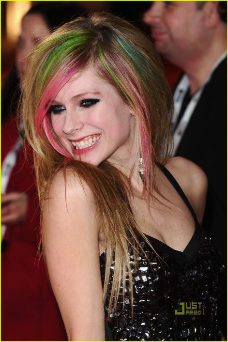 avril-lavigne-brits-2011-red-carpet-07.jpg